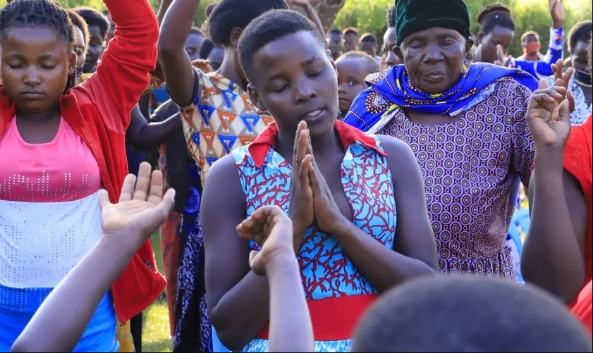 Mais de 90 pessoas se entregam a Jesus em evangelismo de rua em Uganda